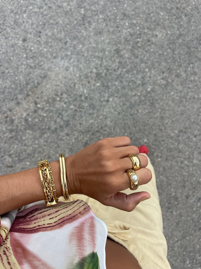 Chisme Time Ring