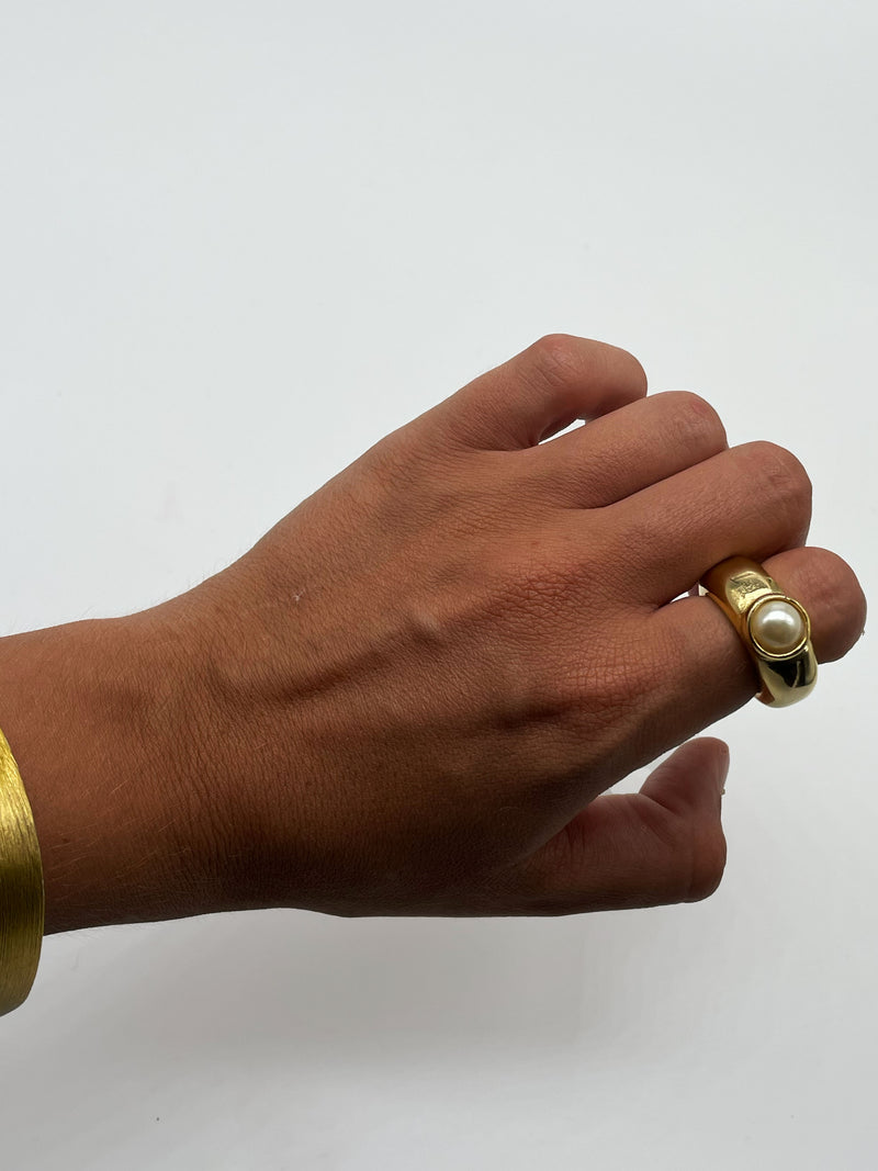 Chisme Time Ring